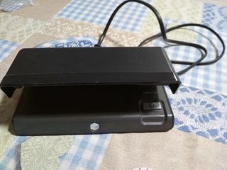 Luce ultravioletta per rilevare banconote contraffatte.