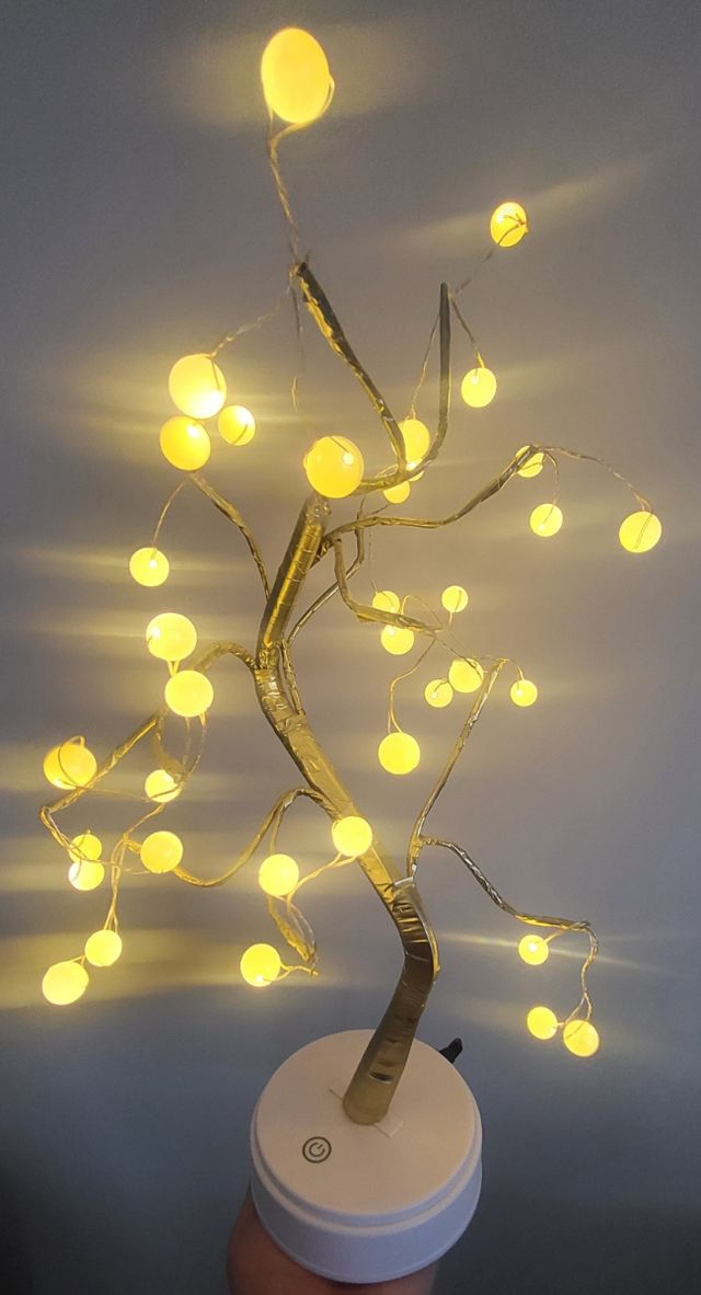 Lampara. Árbol decorativo dorado 