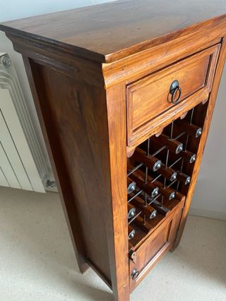 Mueble botellero de madera y hierro forjado
