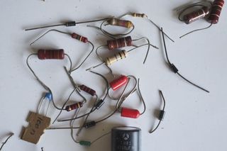 Surtido de componentes electrónicos