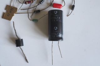 Surtido de componentes electrónicos