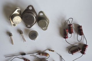 Surtido de componentes electrónicos