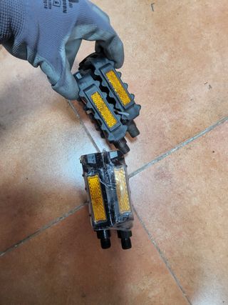 Pedales para bicicletas y triciclos
