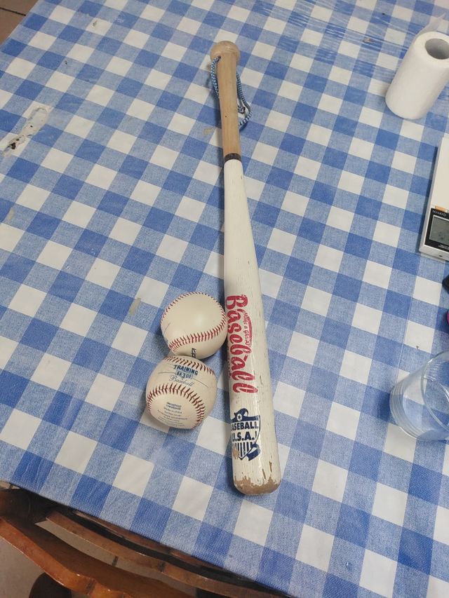 Bate beisbol 18€  y 2 pelotas 3€c/u 