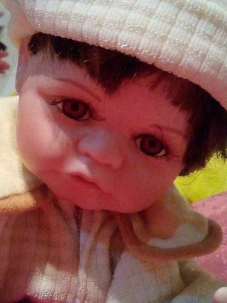 Bambolotto di ceramica che resta appoggiato su un