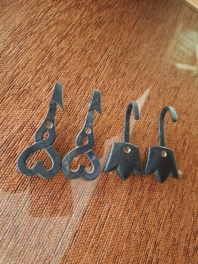 Sujeta cortinas de metal