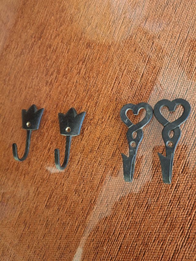 Sujeta cortinas de metal