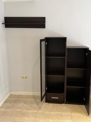 Juego de dos vitrinas y estantería