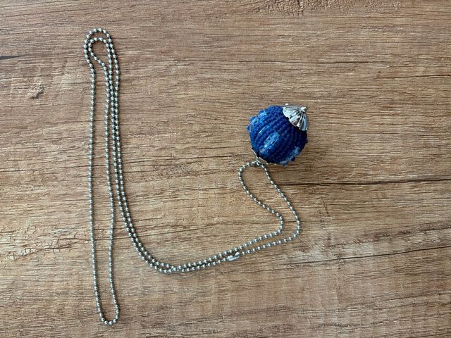 Collana lunga con pendente a sfera