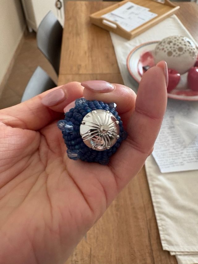 Collana lunga con pendente a sfera