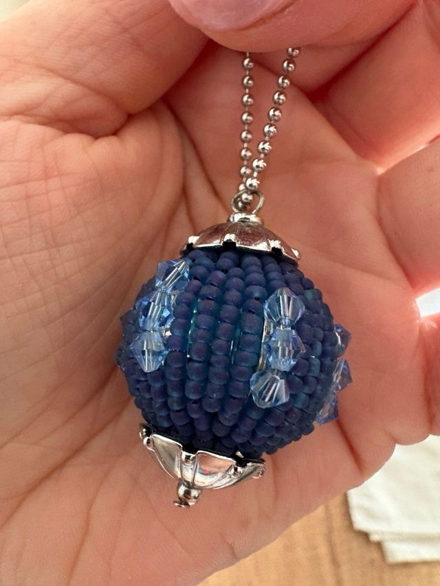 Collana lunga con pendente a sfera