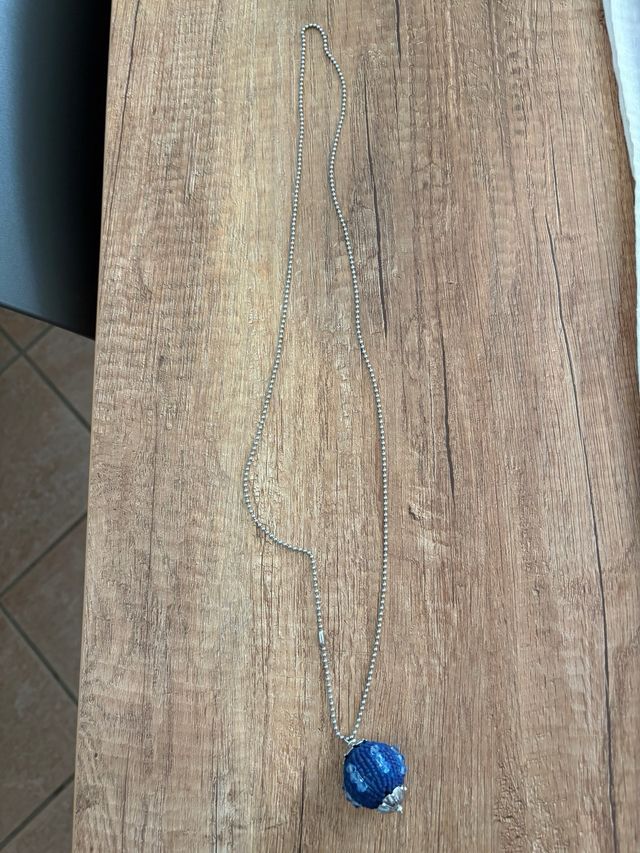 Collana lunga con pendente a sfera