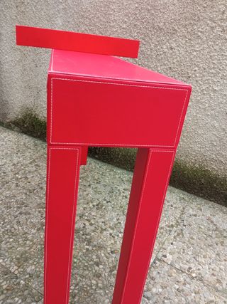 Consola entrada de cuero rojo