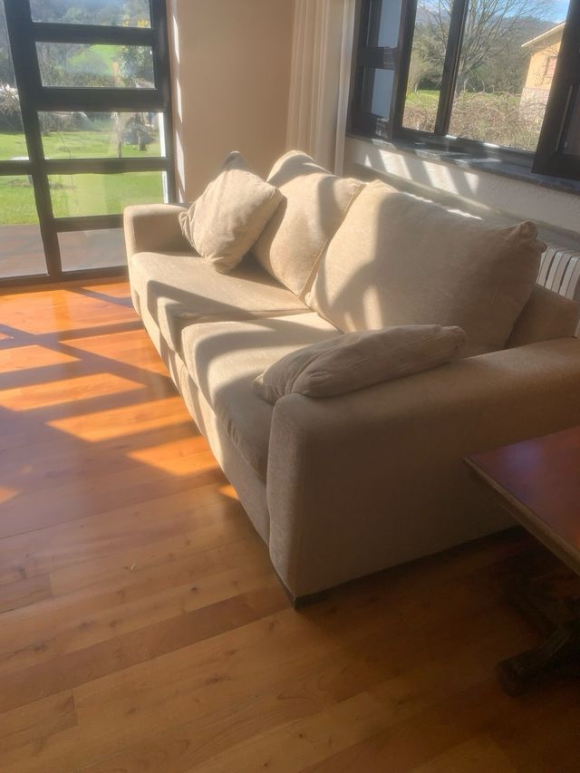 SOFA BUEN ESTADO TRES PLAZAS DE TELA .