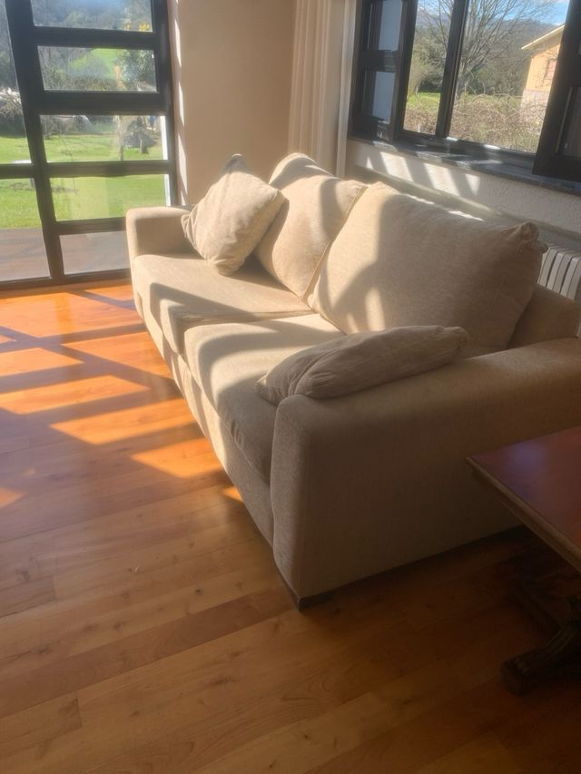 SOFA BUEN ESTADO TRES PLAZAS DE TELA .