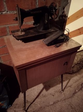 Máquina de coser antigua de hierro