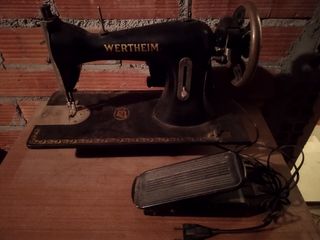 Máquina de coser antigua de hierro