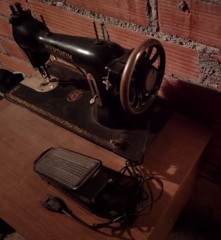 Máquina de coser antigua de hierro
