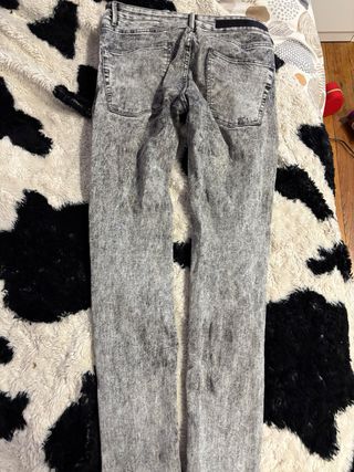 pantalones vaqueros grises hombre