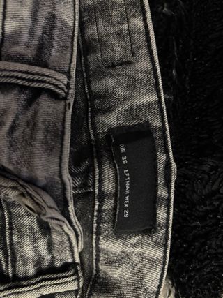 pantalones vaqueros grises hombre