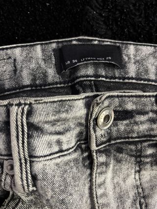 pantalones vaqueros grises hombre