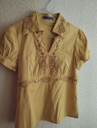 Blusa mostaza, bordado en cuello, escote