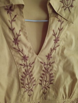 Blusa mostaza, bordado en cuello, escote