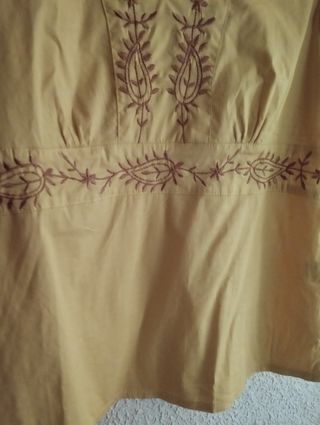 Blusa mostaza, bordado en cuello, escote