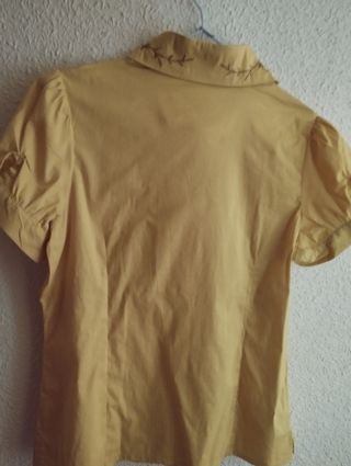 Blusa mostaza, bordado en cuello, escote