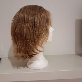 Peluca de mujer castaña