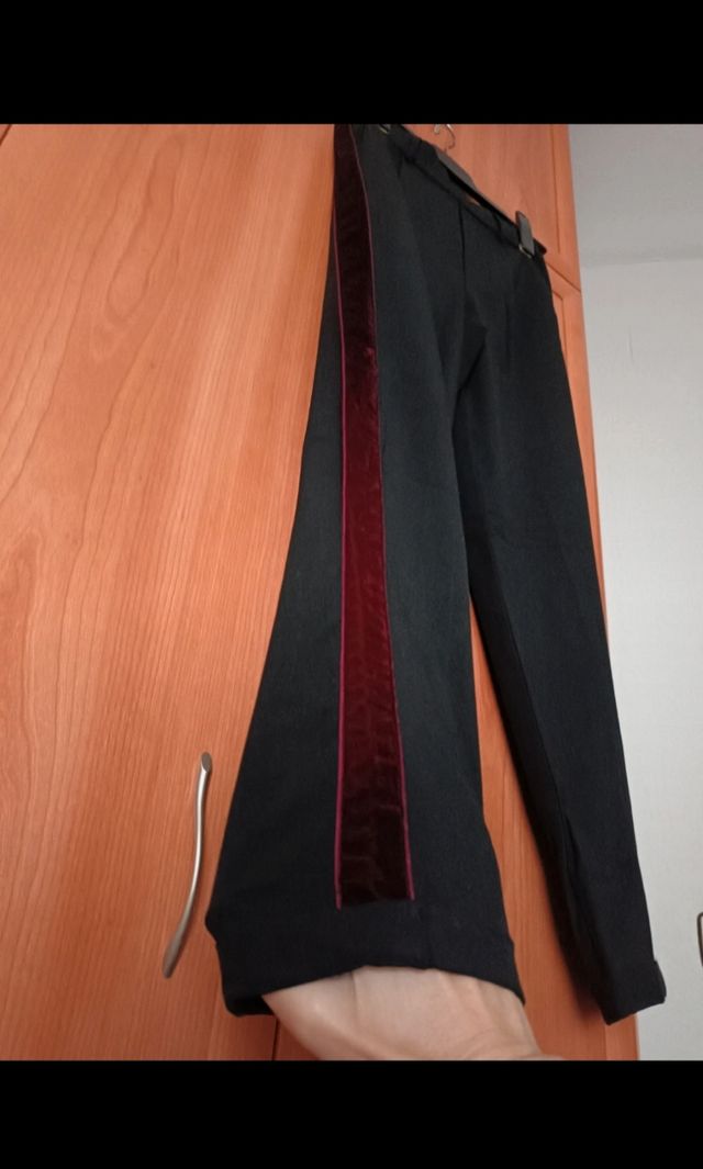 Pantalón negro. Bershka