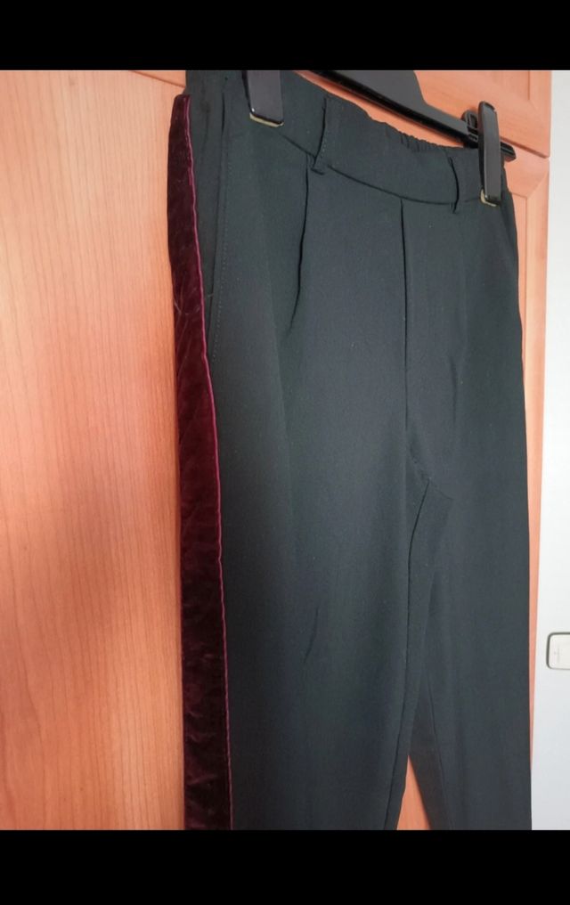 Pantalón negro. Bershka