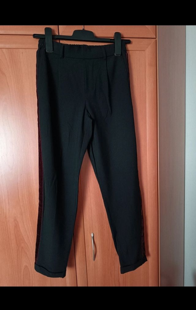 Pantalón negro. Bershka