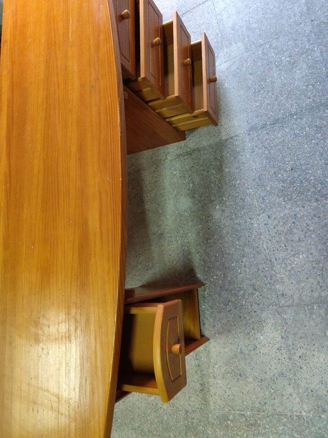 Escritorio de madera maciza 