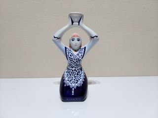 Figura sargadelos ofrenda al vino mujer