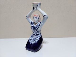Figura sargadelos ofrenda al vino mujer