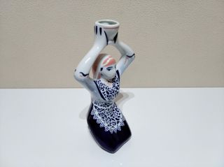 Figura sargadelos ofrenda al vino mujer