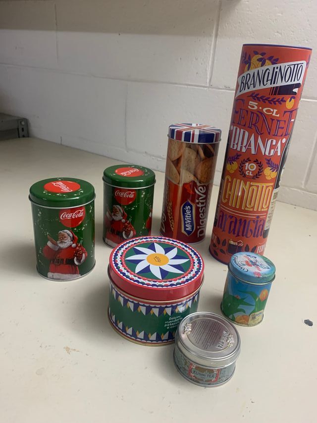 9 scatole di latta Vintage