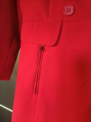 Abrigo de paño rojo