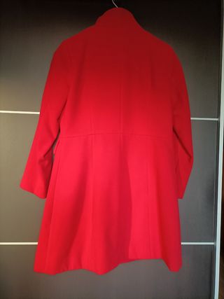 Abrigo de paño rojo