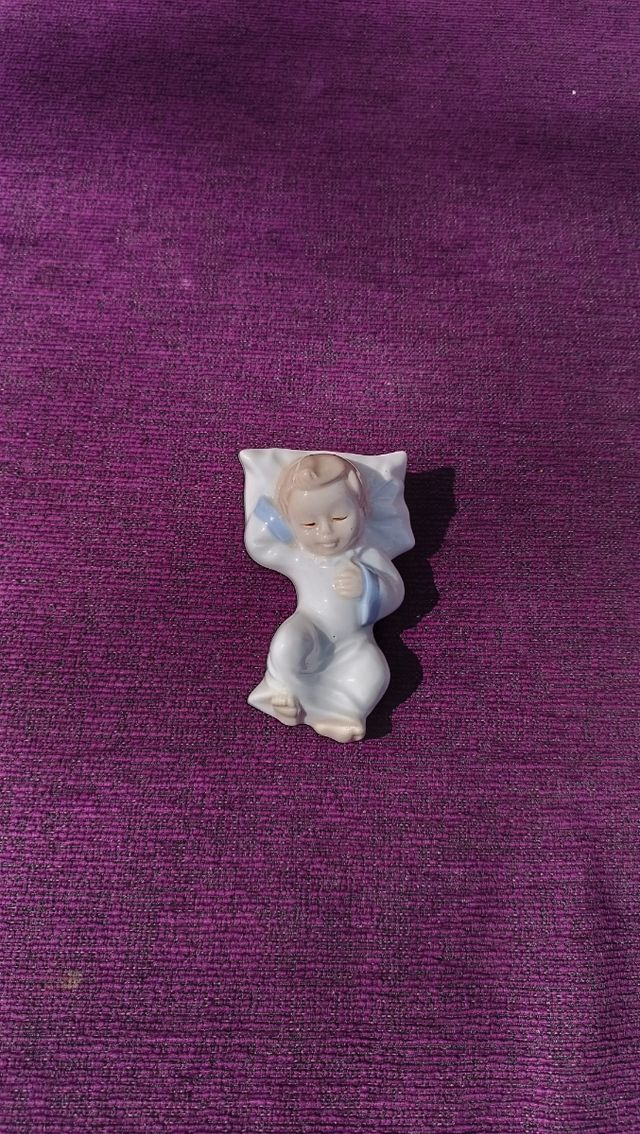Figura porcelana niño bebe