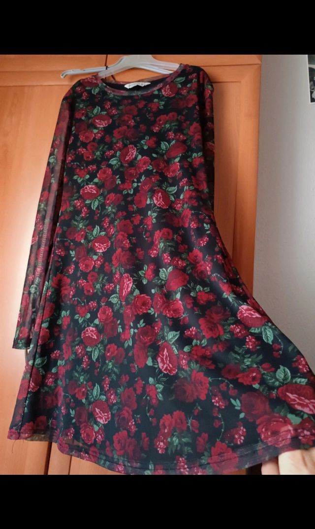 Vestido negro estampado. Stradivarius