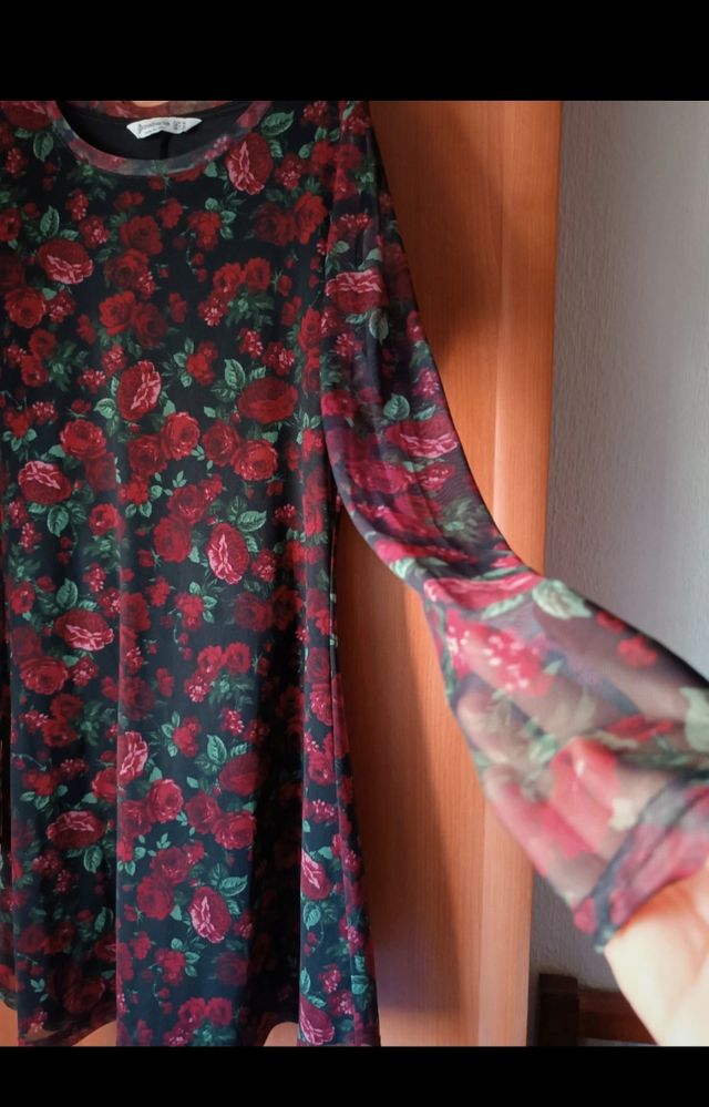 Vestido negro estampado. Stradivarius