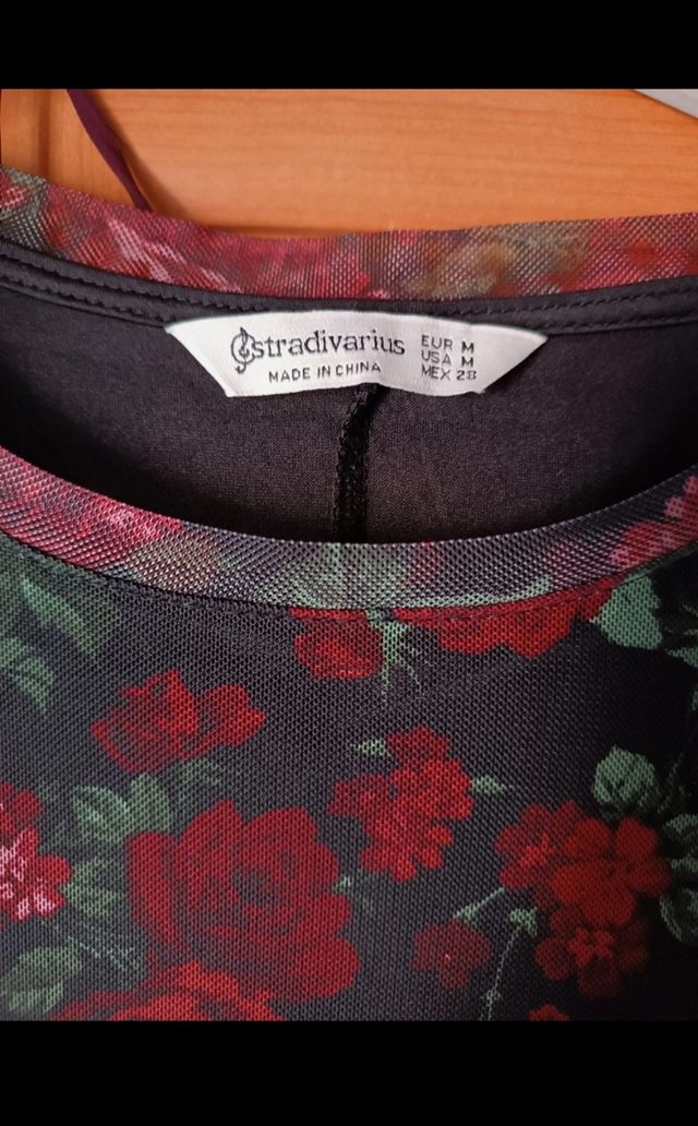 Vestido negro estampado. Stradivarius