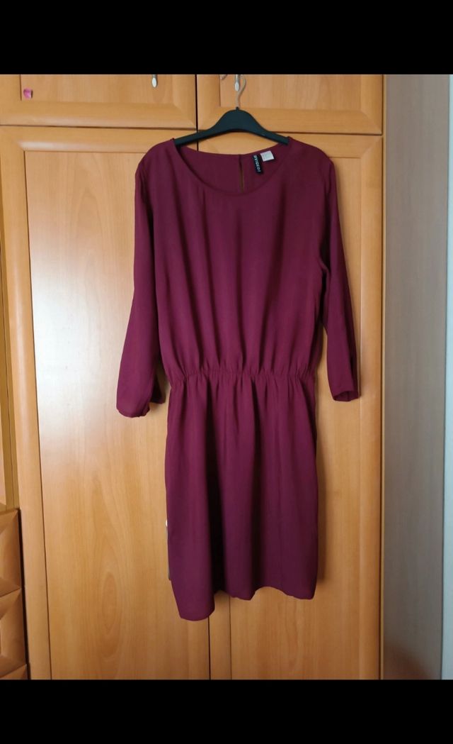 Vestido burdeos. H&M