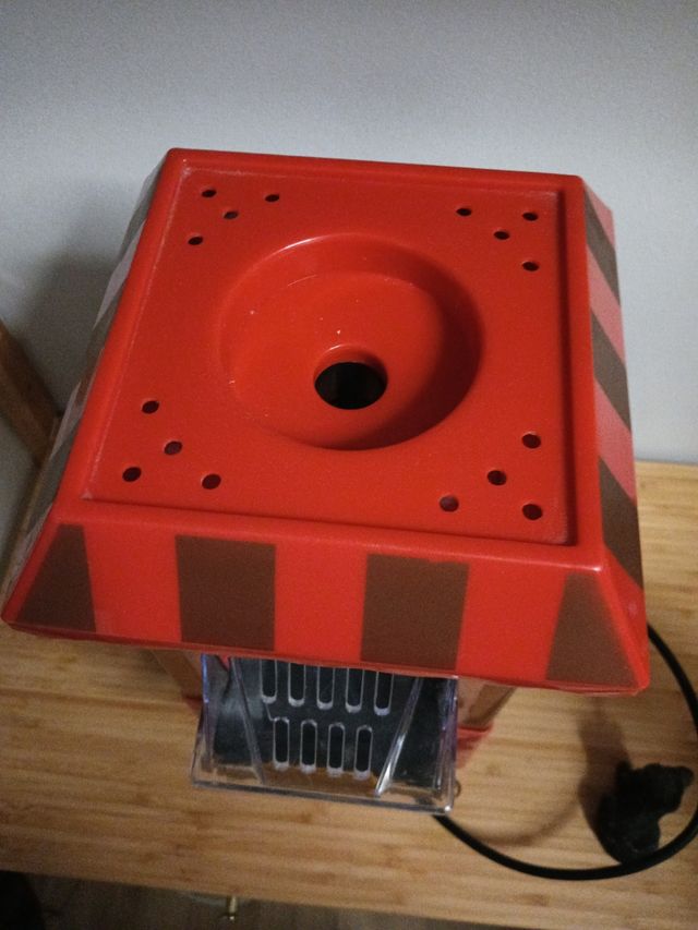 Máquina de Pipocas Retro Vermelha e Dourada