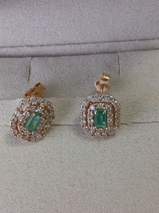 Orecchini in oro 14 ct con smeraldi e di