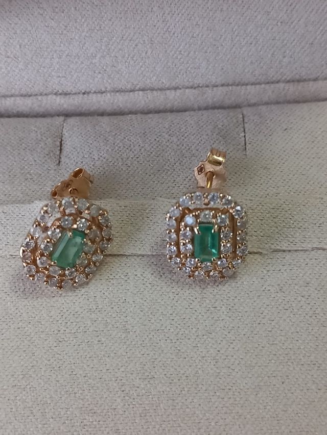 Orecchini in oro 14 ct con smeraldi e di