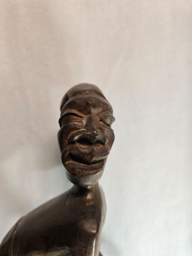 Figura africana tallada a mano, ébano