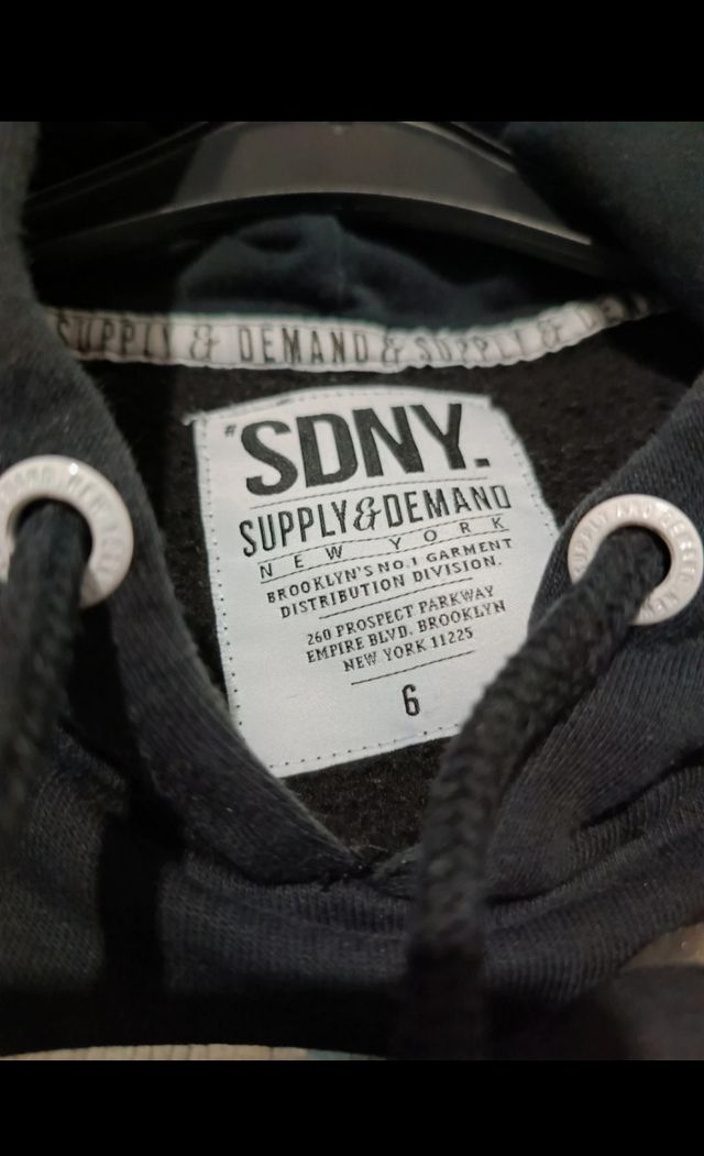 Sudadera negra. Supply&Demand
